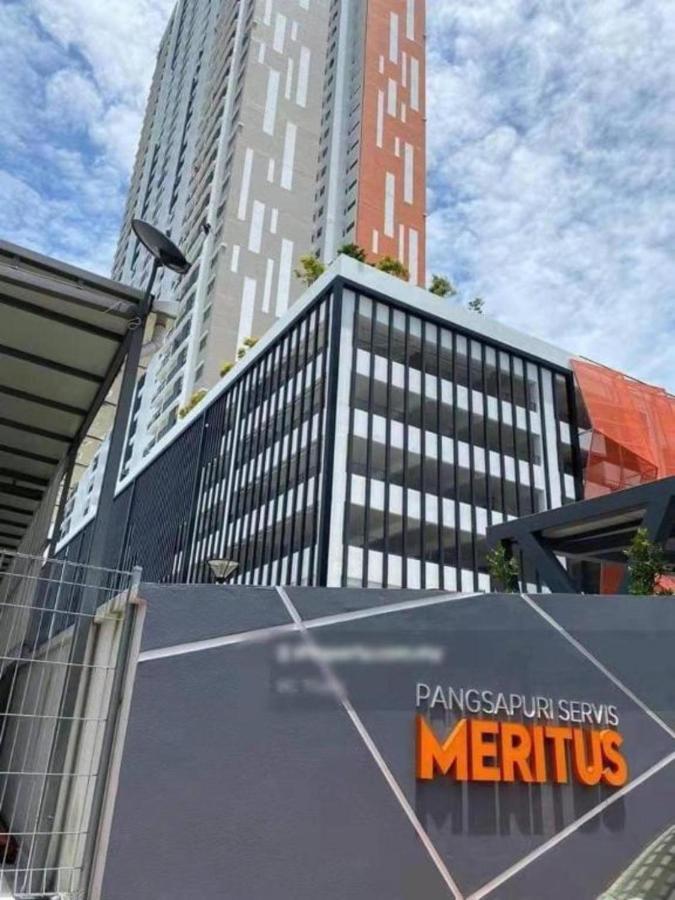 Jovial Modern Cozy 'meritus