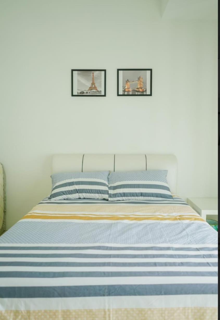 Jovial Modern Cozy 'meritus